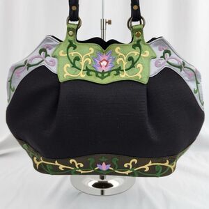 ☔️🔥NWT Oovoo Hand Embroidered Floral Purse